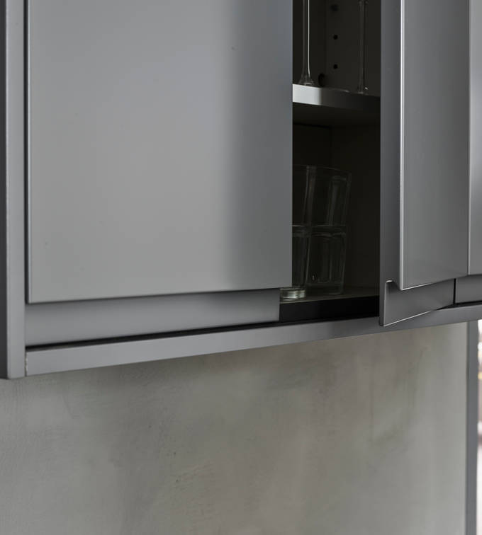 Herlig trendkjøkken med slette fronter og innfreste grep, som markerer modellens linjerene design. Horisont kjennetegnes av en klar og kjølig friskhet, noe som representerer ny nordisk design på sitt beste.