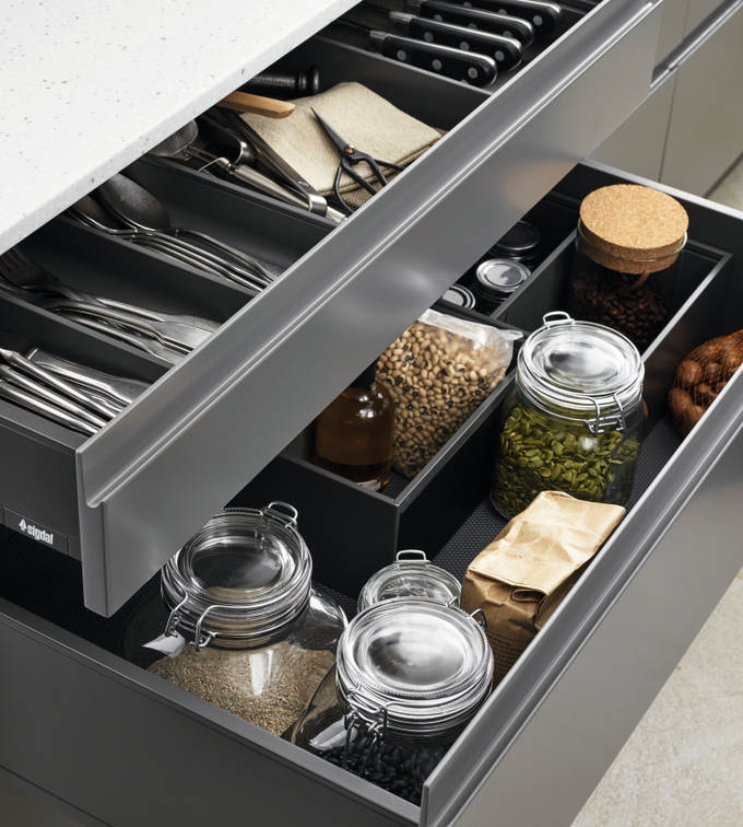 Herlig trendkjøkken med slette fronter og innfreste grep, som markerer modellens linjerene design. Horisont kjennetegnes av en klar og kjølig friskhet, noe som representerer ny nordisk design på sitt beste.