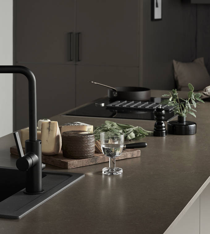 Line er en stilren kjøkkenmodell med et stort designregister. De slette MDF-frontene kan males i alle Sigdals standardfarger, eller valgfri NCS-farge mot et pristillegg.