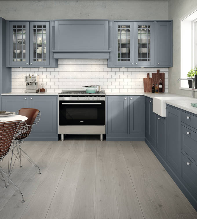 Sigdals Inframekonsept, med dører og skuffer som ligger innrammet, gir innredningen et flott, plassbygd preg. Scala kan fås med innramming i foliert MDF i samme farge.