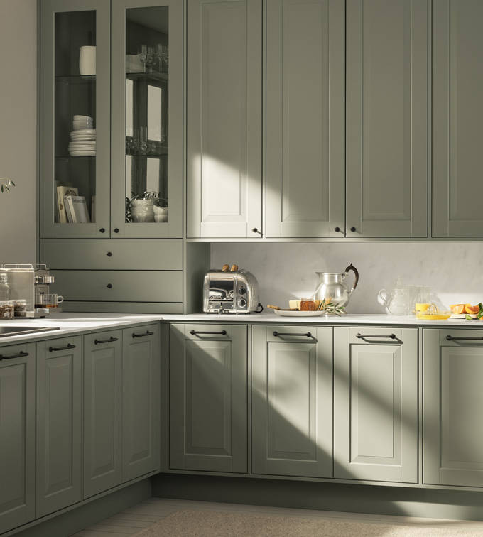 Eksklusivt tradisjonskjøkken med herskapelig preg. Klassiske speilfronter med fylling og markerte profilspor som gir dybdevirkning og skyggespill. Herregaard leveres med fronter i MDF eller eik.