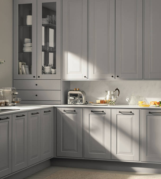 Eksklusivt tradisjonskjøkken med herskapelig preg. Klassiske speilfronter med fylling og markerte profilspor som gir dybdevirkning og skyggespill. Herregaard leveres med fronter i MDF eller eik.