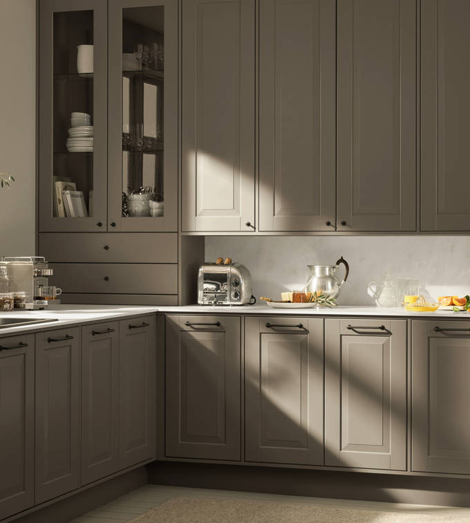 Eksklusivt tradisjonskjøkken med herskapelig preg. Klassiske speilfronter med fylling og markerte profilspor som gir dybdevirkning og skyggespill. Herregaard leveres med fronter i MDF eller eik.