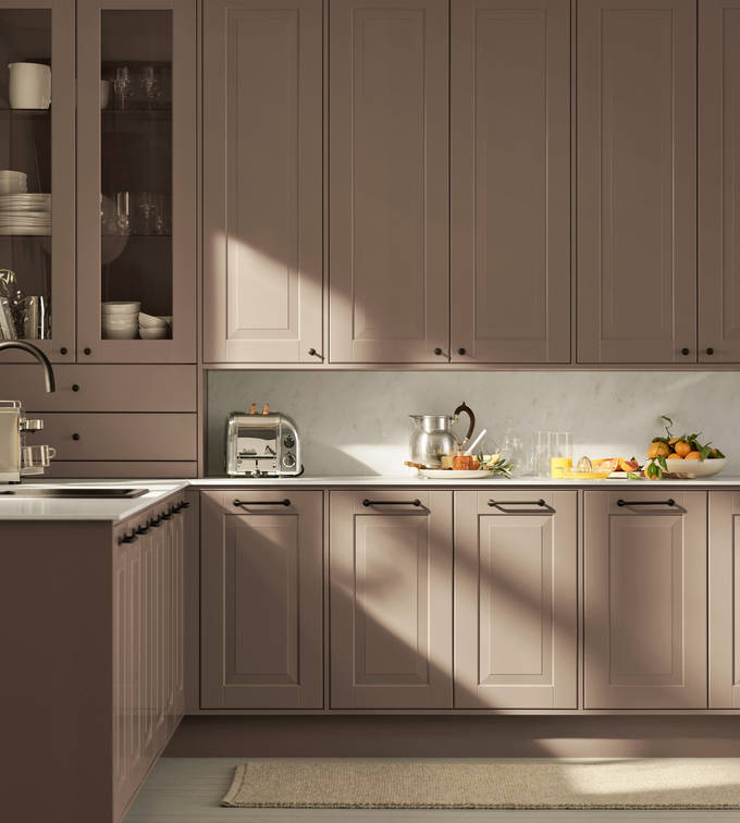 Eksklusivt tradisjonskjøkken med herskapelig preg. Klassiske speilfronter med fylling og markerte profilspor som gir dybdevirkning og skyggespill. Herregaard leveres med fronter i MDF eller eik.