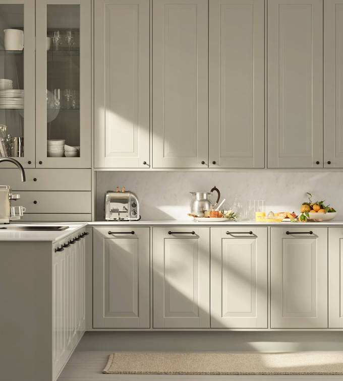 Eksklusivt tradisjonskjøkken med herskapelig preg. Klassiske speilfronter med fylling og markerte profilspor som gir dybdevirkning og skyggespill. Herregaard leveres med fronter i MDF eller eik.