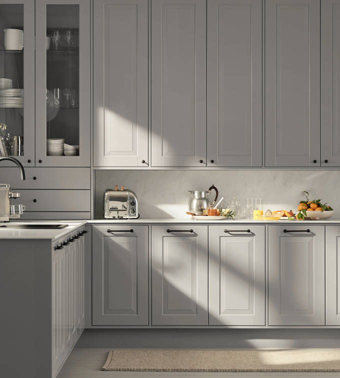 Eksklusivt tradisjonskjøkken med herskapelig preg. Klassiske speilfronter med fylling og markerte profilspor som gir dybdevirkning og skyggespill. Herregaard leveres med fronter i MDF eller eik.