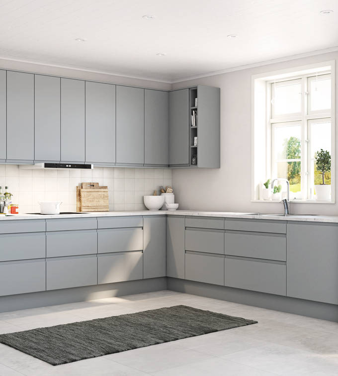 Herlig trendkjøkken med slette fronter og innfreste grep, som markerer modellens linjerene design. Horisont kjennetegnes av en klar og kjølig friskhet, noe som representerer ny nordisk design på sitt beste.