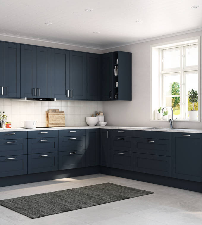 Nett og tidløs crossover-modell. Fronter med enkel ramme og slett fylling, noe som kombinerer vintage kjøkkendesign med et moderne uttrykk.