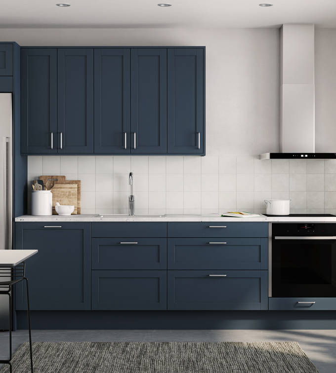 Rustikk og landlig kjøkkenmodell i heltre eik. Front med enkel ramme og slett fylling gjør at du kan variere uttrykket på kjøkkenet fra det helt moderne til det rustikke landlige preget alt etter hvilket tilbehør du velger.