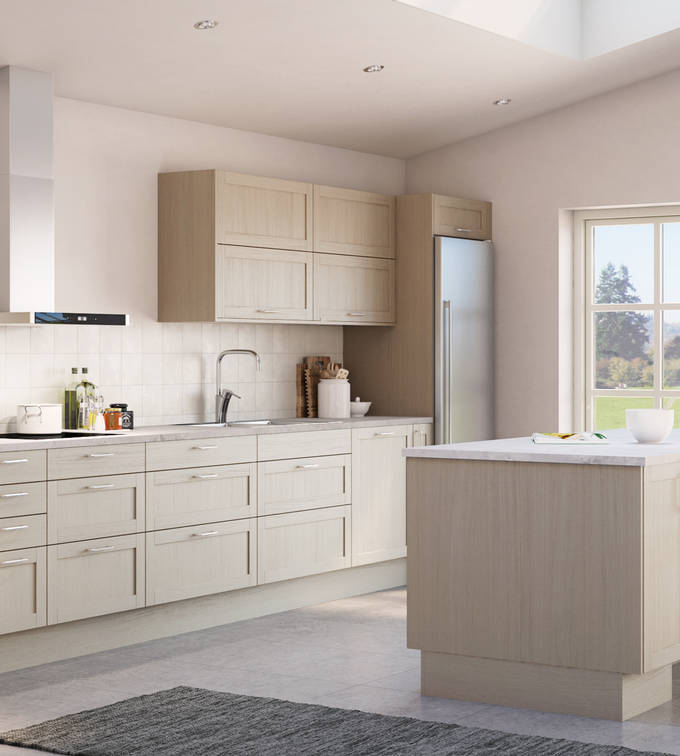 Rustikk og landlig kjøkkenmodell i heltre eik. Front med enkel ramme og slett fylling gjør at du kan variere uttrykket på kjøkkenet fra det helt moderne til det rustikke landlige preget alt etter hvilket tilbehør du velger.