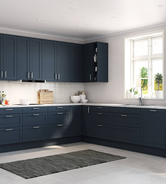 Rustikk og landlig kjøkkenmodell i heltre eik. Front med enkel ramme og slett fylling gjør at du kan variere uttrykket på kjøkkenet fra det helt moderne til det rustikke landlige preget alt etter hvilket tilbehør du velger.