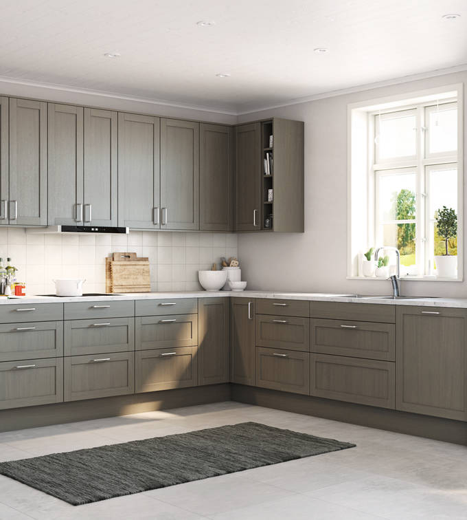 Rustikk og landlig kjøkkenmodell i heltre eik. Front med enkel ramme og slett fylling gjør at du kan variere uttrykket på kjøkkenet fra det helt moderne til det rustikke landlige preget alt etter hvilket tilbehør du velger.