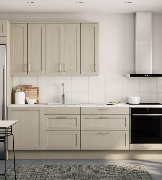 Rustikk og landlig kjøkkenmodell i heltre eik. Front med enkel ramme og slett fylling gjør at du kan variere uttrykket på kjøkkenet fra det helt moderne til det rustikke landlige preget alt etter hvilket tilbehør du velger.