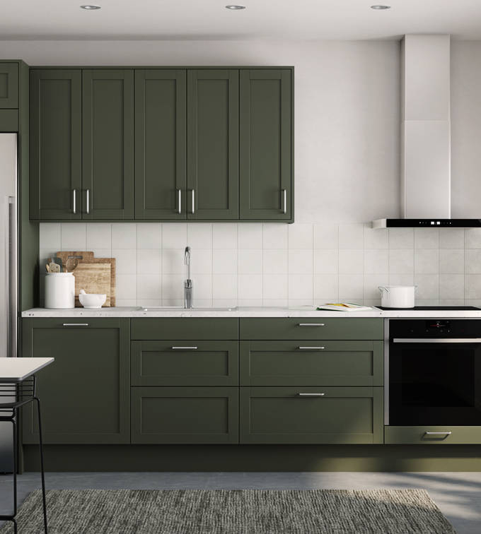 Rustikk og landlig kjøkkenmodell i heltre eik. Front med enkel ramme og slett fylling gjør at du kan variere uttrykket på kjøkkenet fra det helt moderne til det rustikke landlige preget alt etter hvilket tilbehør du velger.