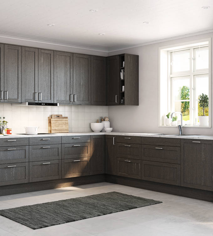 Rustikk og landlig kjøkkenmodell i heltre eik. Front med enkel ramme og slett fylling gjør at du kan variere uttrykket på kjøkkenet fra det helt moderne til det rustikke landlige preget alt etter hvilket tilbehør du velger.