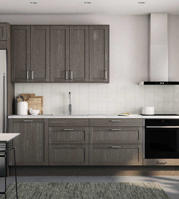 Rustikk og landlig kjøkkenmodell i heltre eik. Front med enkel ramme og slett fylling gjør at du kan variere uttrykket på kjøkkenet fra det helt moderne til det rustikke landlige preget alt etter hvilket tilbehør du velger.