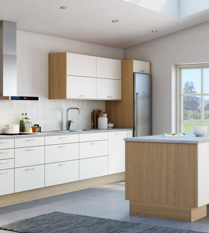 Modellen har slette fronter i sort supermatt høytrykkslaminat med fasede kantlister i heltre eik.