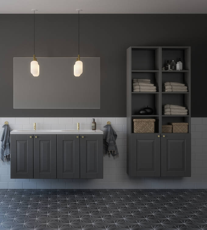 En gedigen, klassisk baderomsløsning, tradisjonsinnredning med ramme i tre og profilert fylling.