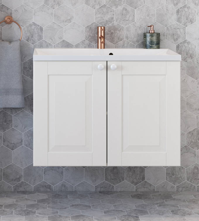 En gedigen, klassisk baderomsløsning, tradisjonsinnredning med ramme i tre og profilert fylling.