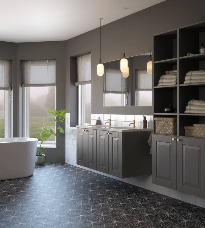 En gedigen, klassisk baderomsløsning, tradisjonsinnredning med ramme i tre og profilert fylling.