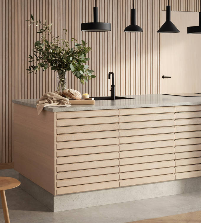 Kjøkkenmodellen Eikeli representerer en lun og nordisk eiketrend. Med sine malte lamellfronter i heltre eik, byr modellen på referanser til både kulinarisk bistro og urbane kafémiljøer.  Eikeli fåes kun som underskap.