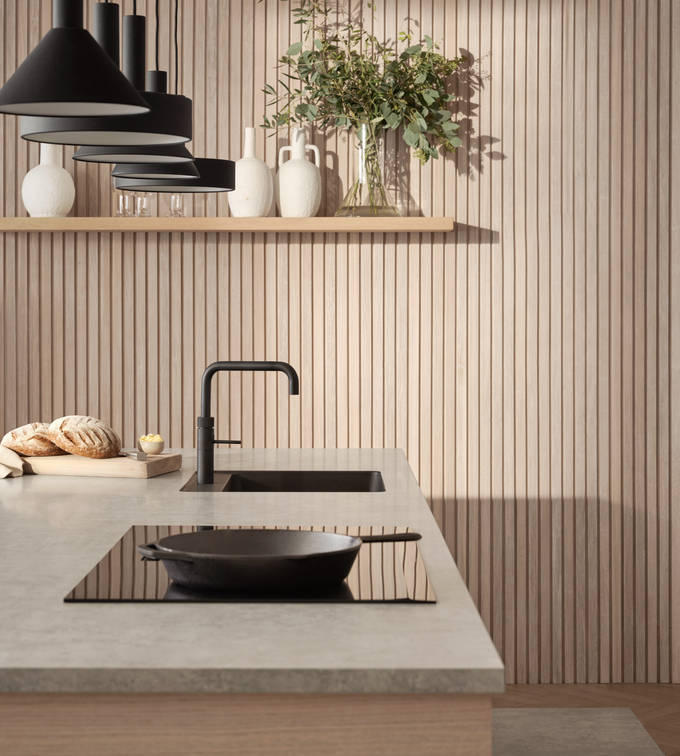 Kjøkkenmodellen Eikeli representerer en lun og nordisk eiketrend. Med sine malte lamellfronter i heltre eik, byr modellen på referanser til både kulinarisk bistro og urbane kafémiljøer.  Eikeli fåes kun som underskap.