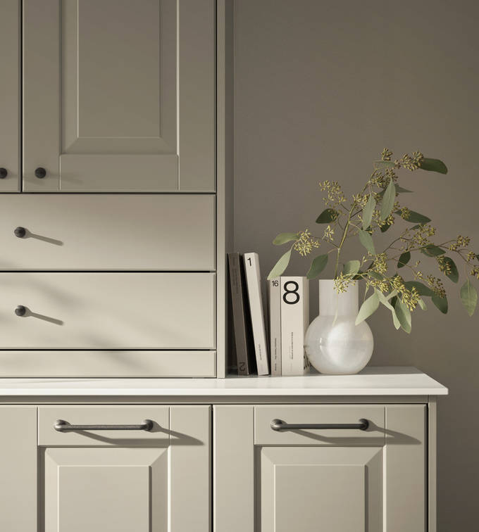 Eksklusivt tradisjonskjøkken med herskapelig preg. Klassiske speilfronter med fylling og markerte profilspor som gir dybdevirkning og skyggespill. Herregaard leveres med fronter i MDF eller eik.