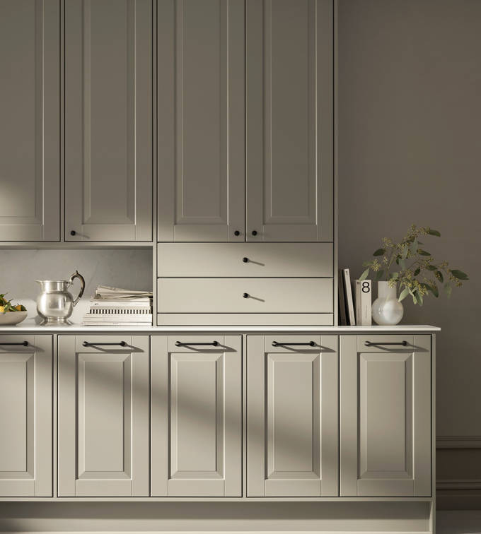 Eksklusivt tradisjonskjøkken med herskapelig preg. Klassiske speilfronter med fylling og markerte profilspor som gir dybdevirkning og skyggespill. Herregaard leveres med fronter i MDF eller eik.
