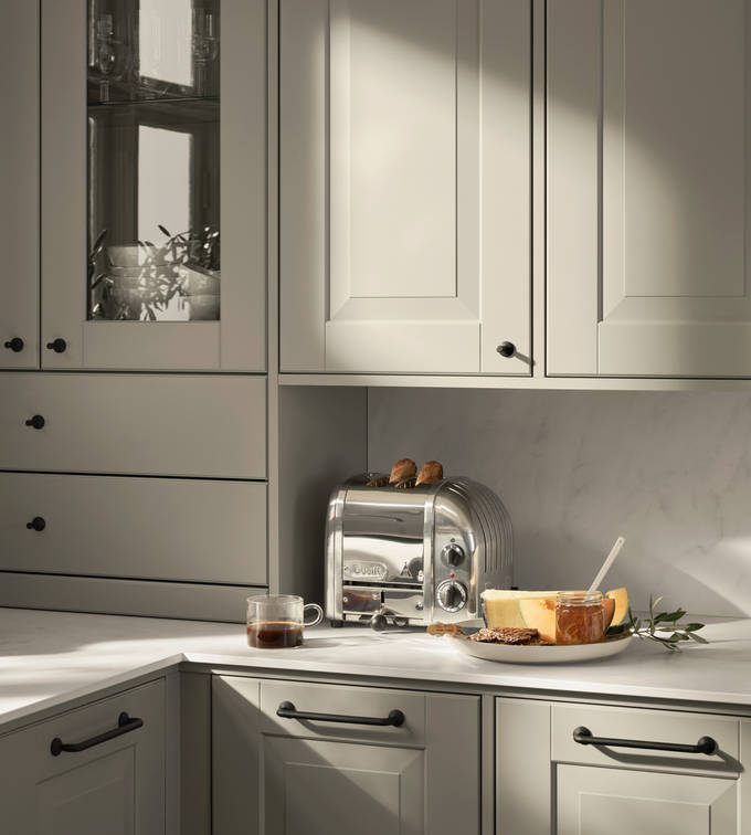 Eksklusivt tradisjonskjøkken med herskapelig preg. Klassiske speilfronter med fylling og markerte profilspor som gir dybdevirkning og skyggespill. Herregaard leveres med fronter i MDF eller eik.