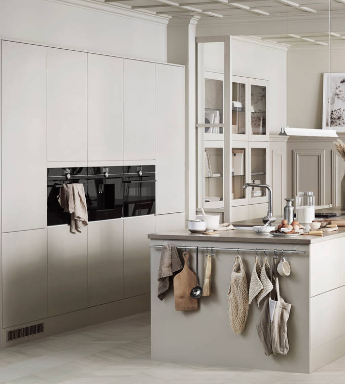 Sigdals stilige kjøkkenmodell Line Korn i åpent og lyst kjøkken innredet med kjøkkenutstyr og innredning i naturmaterialer.