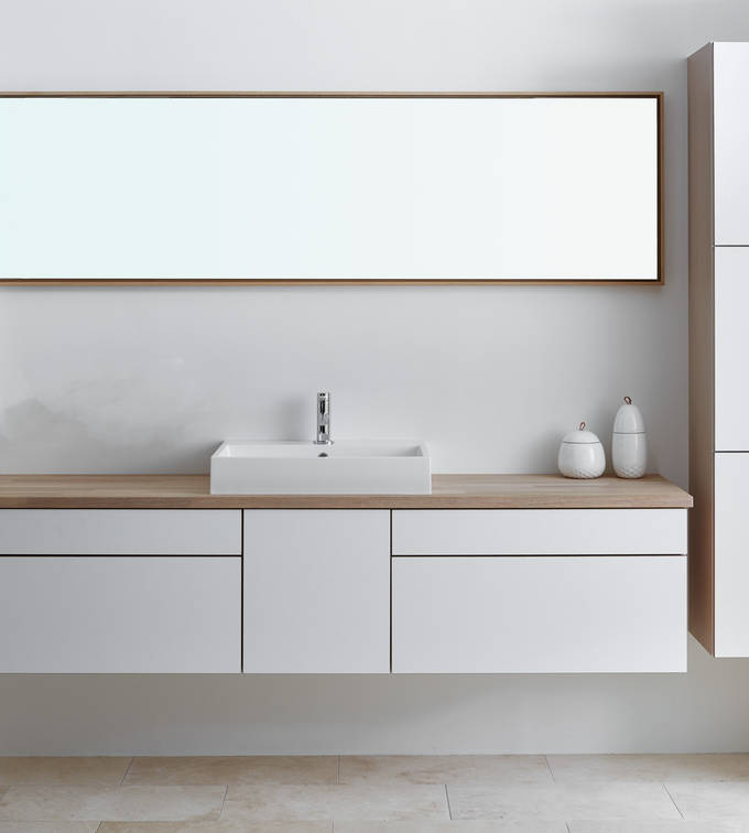 Slidstærk laminatlåger med massive trækanter i praktisk hvid badeværelse Comet Frost fra INVITA, med bordplade tre og hvid vask