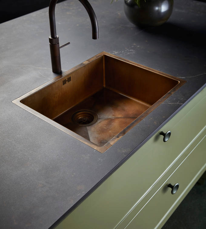 Northern Shaker Olivengrøn vask armatur og bordplade