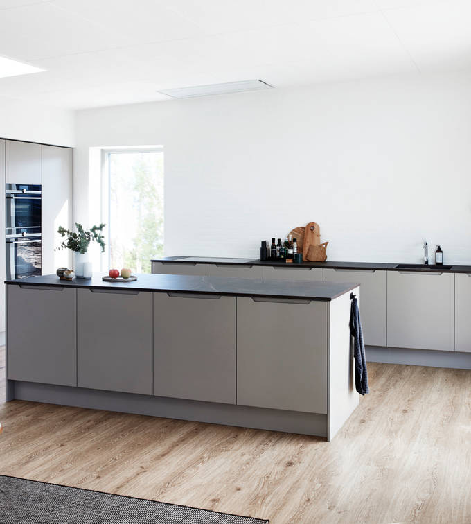 Køkken Urban Søsten med køkkenø fra INVITA med indfræsede greb og sort bordplade