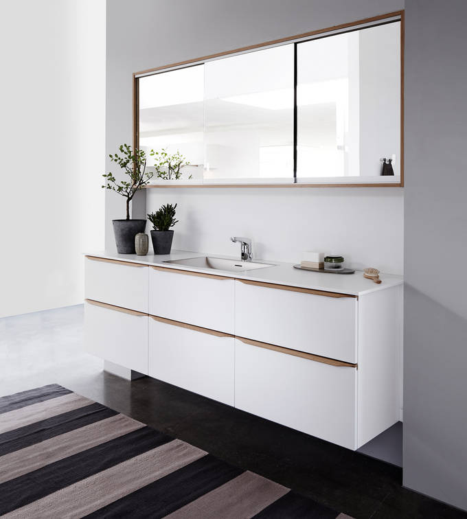 Luksuriøs hvid badeværelsesmøbel Everline Frost fra INVITA med massive trægreb