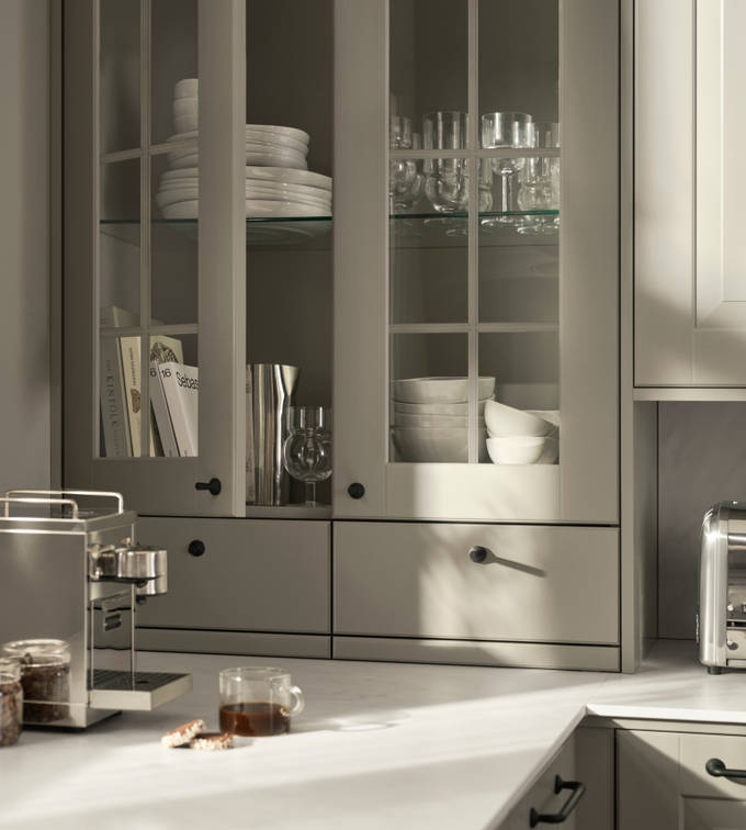 Bänkstående vitrinskåp med lådor.