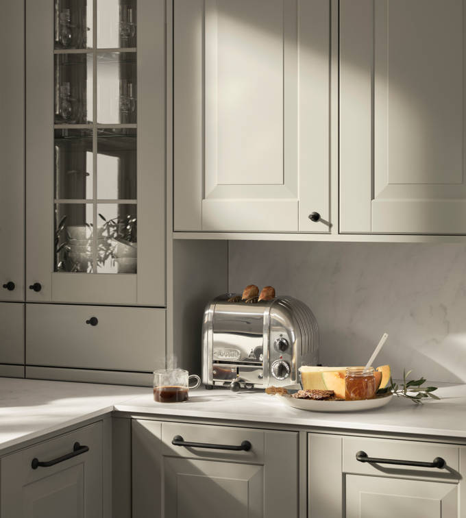 Kökslucka Lindö Frö i PLUS-utförande med platsbyggd känsla. Bänkstående vitrin skåp med lådor.