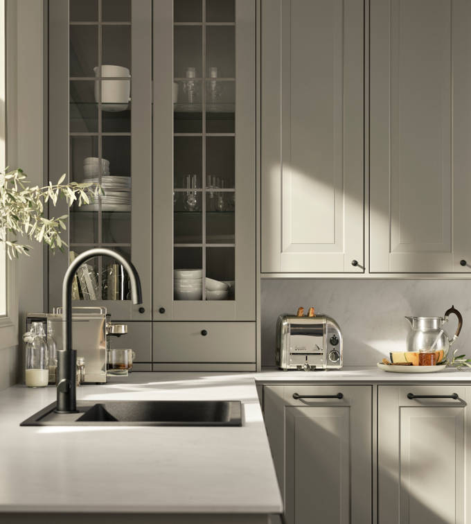 Lindö Frö i PLUS-utförande med platsbyggd känsla. Bänkstående vitrin skåp med lådor.