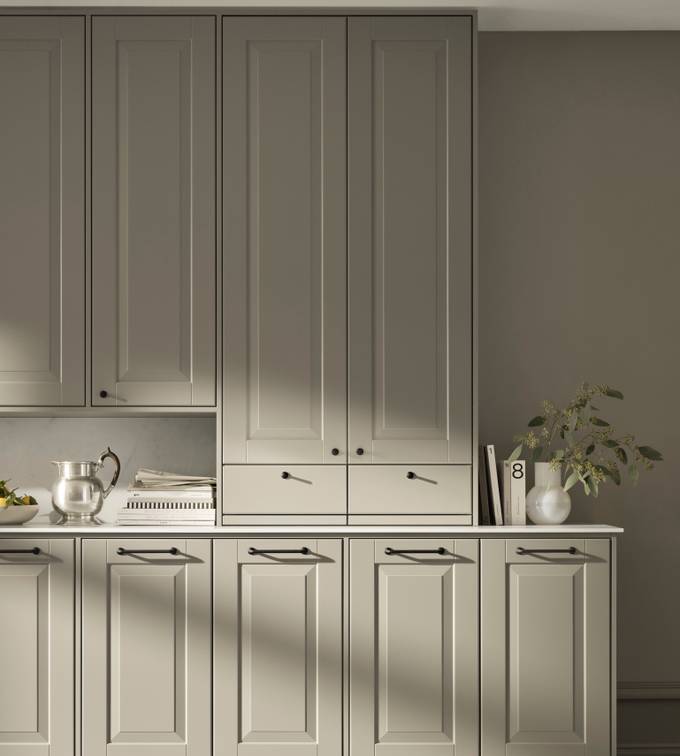 Marbodal Lindö - kök - kökslucka målad i frö vår greige färg. Bänkstående skåp med täckta luckor ock lådor.