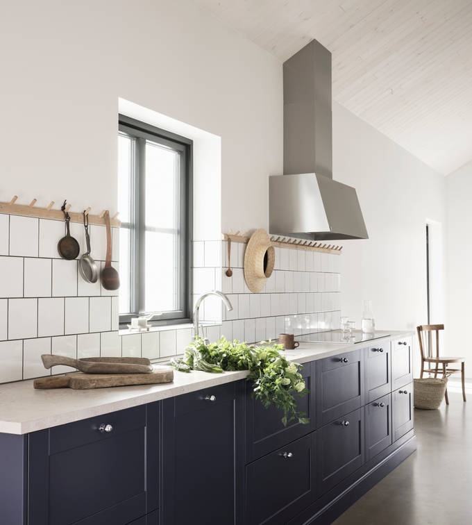 Det mysiga och romantiska köket Form, en ramlucka med slät spegel, i den mörkblå kulören Hav från Marbodal i sommarhuset i Fiskebäckskil.