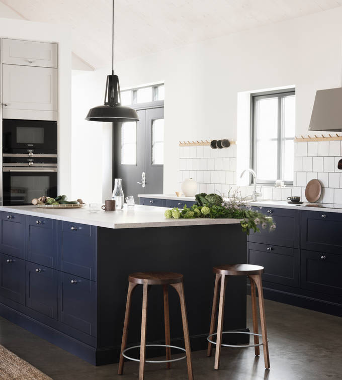 Det mysiga och romantiska köket Form, en ramlucka med slät spegel, i den mörkblå kulören Hav från Marbodal i sommarhuset i Fiskebäckskil.