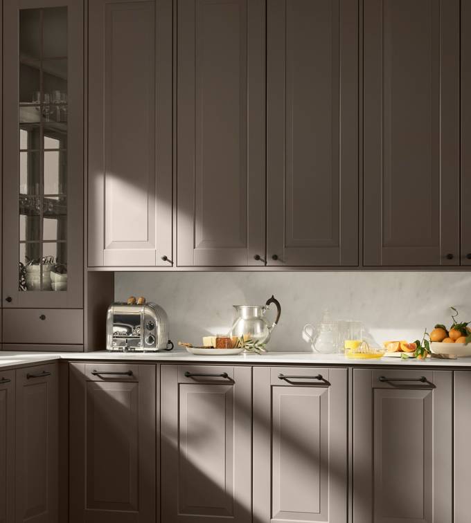 Lindö Bark i PLUS-utförande med platsbyggd känsla. Bänkstående vitrin
skåp med lådor.