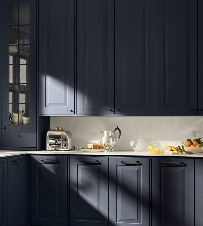 Lindö Hav i PLUS-utförande med platsbyggd känsla. Bänkstående vitrin skåp med lådor.