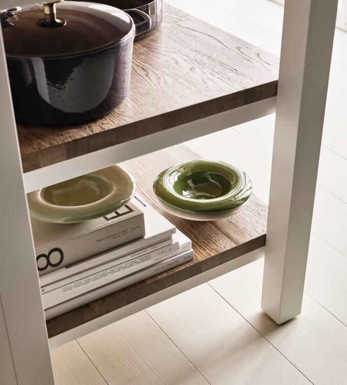 Marbodal Form Frost - avslutningshylla för köksö är ett smart sätt att utnyttja skåpens gavlar och ge köket extra förvaring.