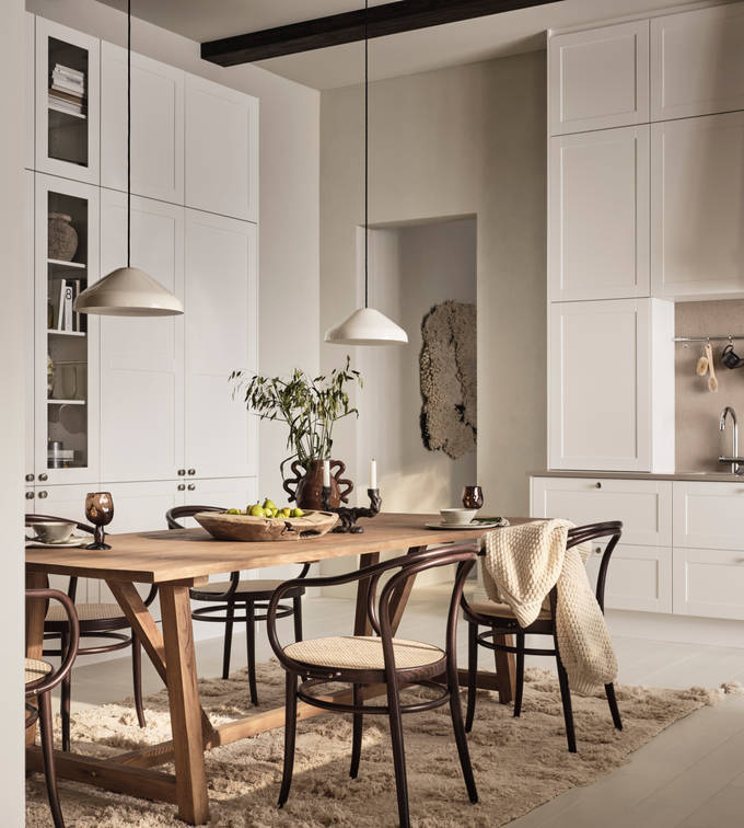 Marbodal Form Frost – ett modernt lantkök med tidlösa ramluckor i vit köksfärg