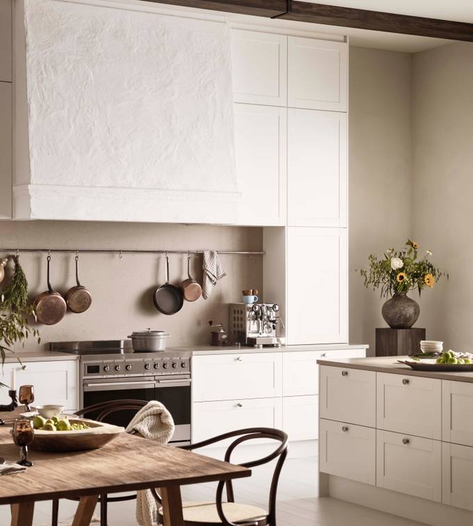 Scala er en tidløs kjøkkenmodell med sine karakteristiske slette fyllinger. Modellen passer like godt til moderne som klassiske kjøkken.