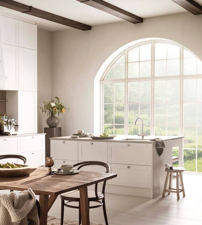 Scala er en tidløs kjøkkenmodell med sine karakteristiske slette fyllinger. Modellen passer like godt til moderne som klassiske kjøkken.