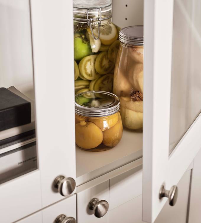 Scala er en tidløs kjøkkenmodell med sine karakteristiske slette fyllinger. Modellen passer like godt til moderne som klassiske kjøkken.