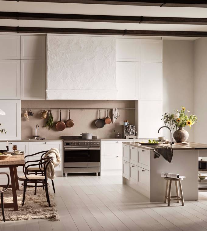 Scala er en tidløs kjøkkenmodell med sine karakteristiske slette fyllinger. Modellen passer like godt til moderne som klassiske kjøkken.