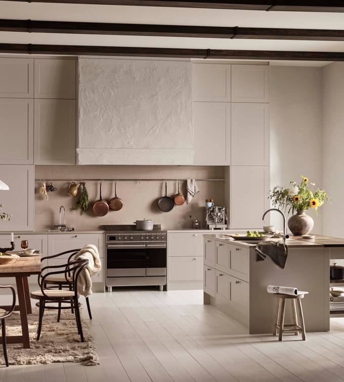 Scala er en klassisk kjøkkenmodell med moderne preg. Tidløs modell, med moderne linjer som gjør den relevant nå.