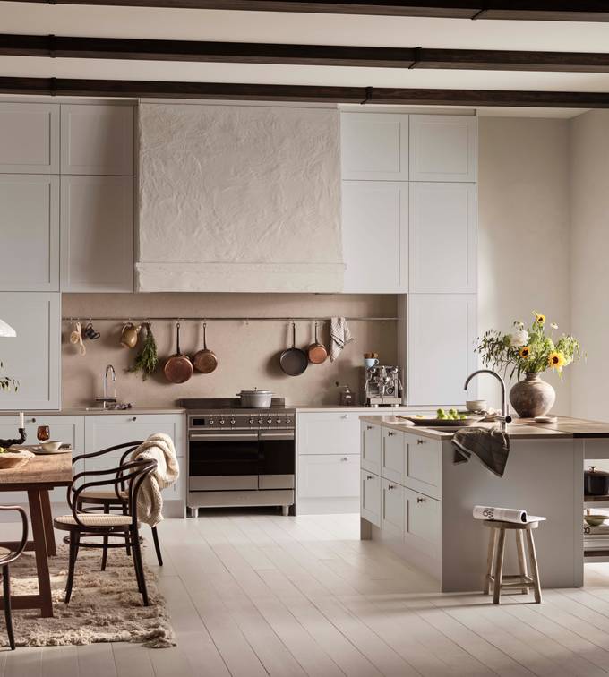 Scala er en klassisk kjøkkenmodell med moderne preg. Tidløs modell, med moderne linjer som gjør den relevant nå.